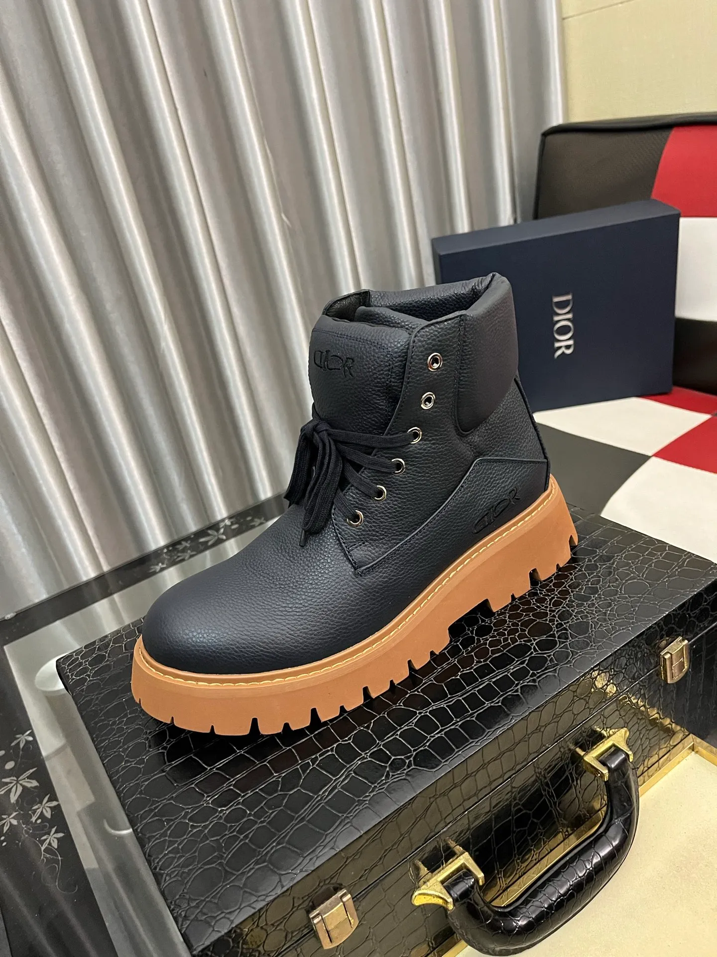 Men's shoes 💰: 560⌚️⌚️Dior top crafts Dior high-top boots counter synchronizes with the original factory configuration, original cowhide patchwork fabric imported from Italy, breathable and comfortable imported water-dyed cow lining, sole: original factory special original sole super comfortable, original factory with single goods high quality, you can enter and exit the counter at will, welcome to compare and synchronize with the counter, code number: 38-44